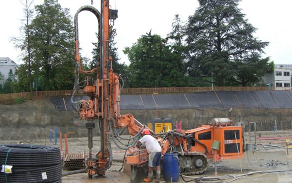 Drilling to install a geothermal probe